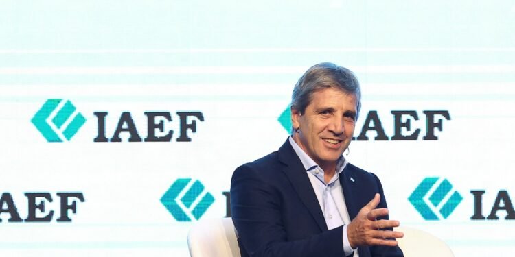 Caputo reconoce los retos inflacionarios: “No podemos forzar a los argentinos a tener pesos”