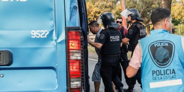 Detenido un asaltante con un extenso prontuario en Villa Lugano tras robar a un automovilista