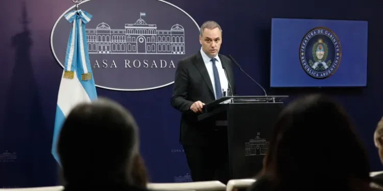 Manuel Adorni se reunió con senadores para buscar apoyo político en medio de la crisis
