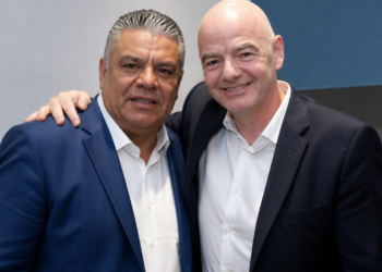 Claudio Tapia se fotografió con Gianni Infantino antes del Mundial y dejó un mensaje contundente
