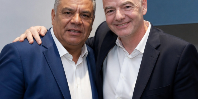 Claudio Tapia se fotografió con Gianni Infantino antes del Mundial y dejó un mensaje contundente