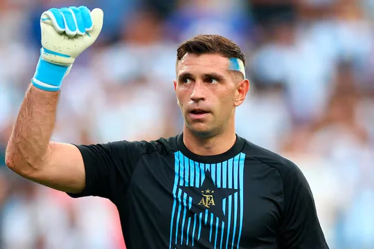 Del fútbol a la economía: el Gobierno resaltó una habilidad del ‘Dibu’ para promover el talento argentino