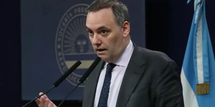 Adorni establece plazo para su declaración jurada en medio de tensiones políticas