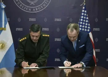 Presti suscribe dos nuevos acuerdos con Estados Unidos: acceso a abastecimiento militar y tecnología de drones
