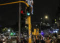 Mar del Plata: celebraciones por el triunfo de la Selección se tornan peligrosas tras una caída desde un semáforo