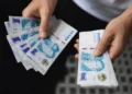 El poder adquisitivo del salario mínimo se desplomó 40% desde 2023