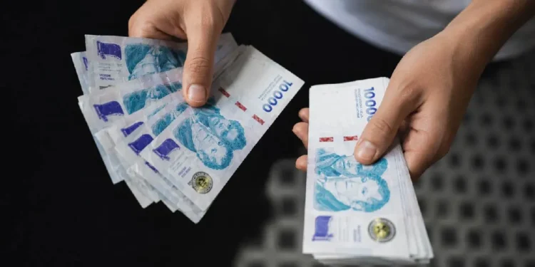 El poder adquisitivo del salario mínimo se desplomó 40% desde 2023