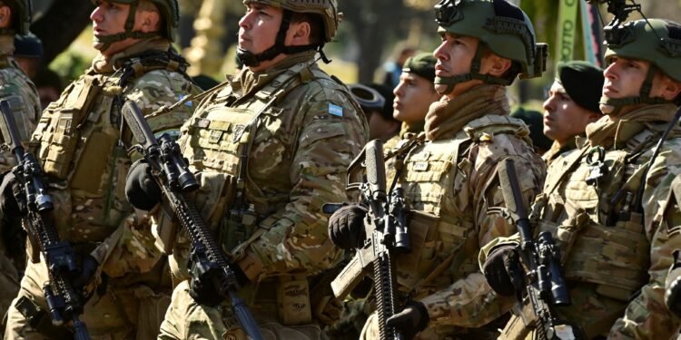 Desde julio, el personal militar con título universitario recibirá un aumento de hasta el 25%