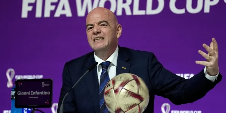 La FIFA respaldó su iniciativa comercial ante las críticas de la UEFA