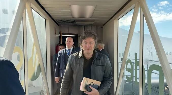 Javier Milei inicia una gira por Ecuador y Colombia, ausente en sesión sobre ley de Tierras