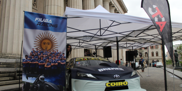 Estudiantes de Ingeniería de la UBA crean un auto de carreras y debutan en una competencia internacional en Brasil
