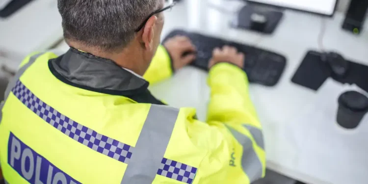 Rehabilitación de jóvenes hackers: la estrategia de la policía británica