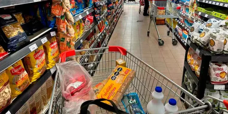 Supermercados en agosto: los descuentos con bancos y billeteras para ahorrar hasta 35% en las compras