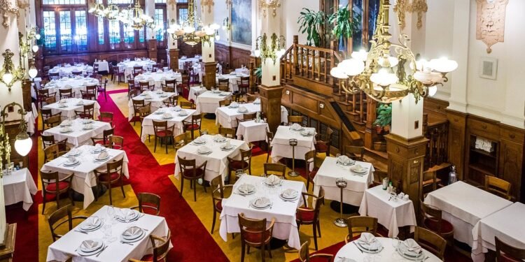 Un histórico palacete en el centro de Buenos Aires alberga un restaurante accesible con meriendas por $22.000