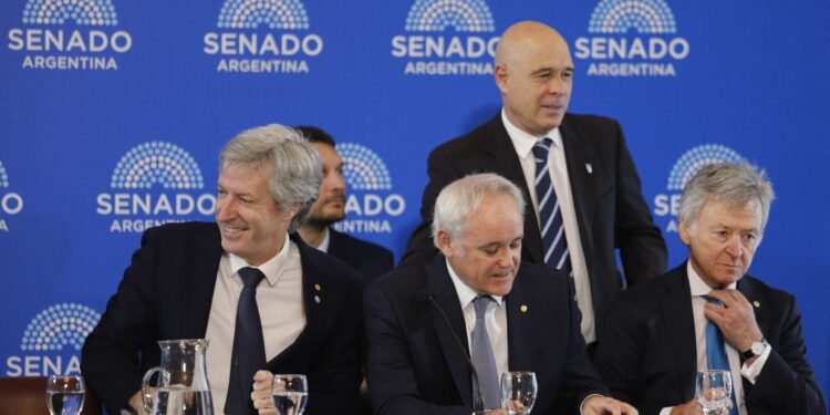 El Banco Central defendió en el Senado la reforma de su Carta Orgánica y el peronismo cuestionó el proyecto