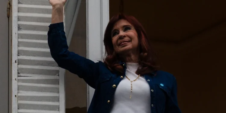 Cristina Kirchner salió tres veces a la terraza durante su prisión domiciliaria, según el registro electrónico