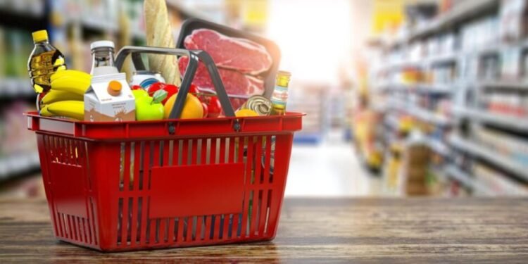 La canasta básica aumentó 2,6% en agosto y una familia necesitó más de $1,6 millones para no ser pobre