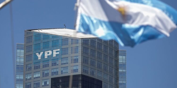 Burford Capital abrió un nuevo frente contra Argentina por la expropiación de YPF ante el CIADI