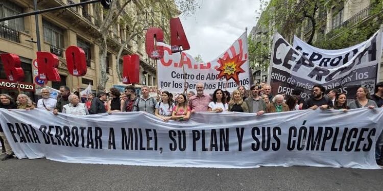 La izquierda se movilizó a Plaza de Mayo con críticas al Gobierno, los gobernadores y la CGT