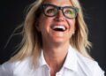 Mel Robbins, experta en desarrollo personal, reflexiona sobre las relaciones con los padres