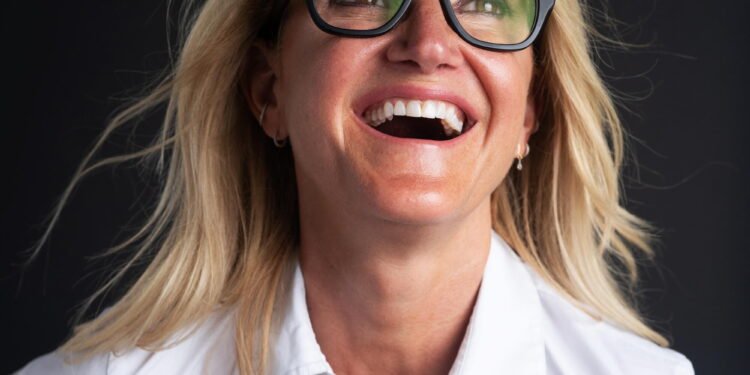 Mel Robbins, experta en desarrollo personal, reflexiona sobre las relaciones con los padres