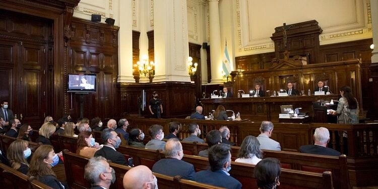 La disputa por el régimen de ciudadanía modificado por un DNU llegó a la Corte Suprema