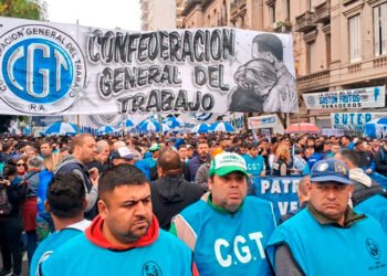 La CGT se moviliza en el microcentro porteño en defensa de la industria nacional