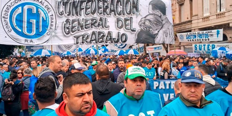La CGT se moviliza en el microcentro porteño en defensa de la industria nacional