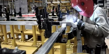 Industria y construcción rebotaron en agosto, pero todavía acumulan resultados dispares
